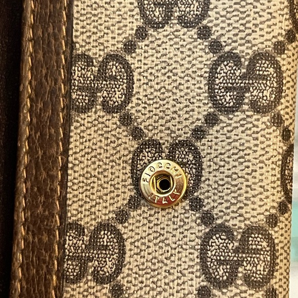 Gucci Monogram Four Key Holder With 16 Inch Unbranded Gold Chain - Picture 8 of 16